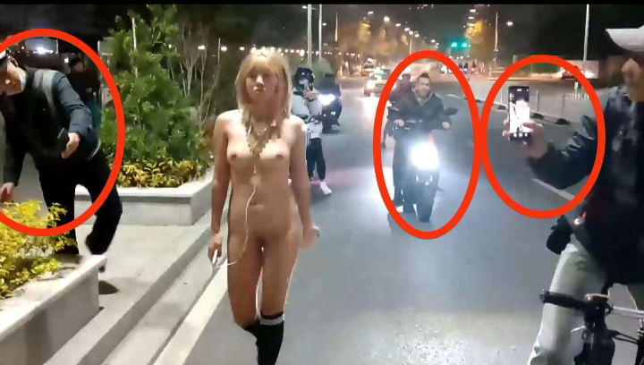 女孩街上露出被发现(3）～路人痴汉尾随偷拍！！被陌生人尾随偷拍～差点被强奸了～真屌啊